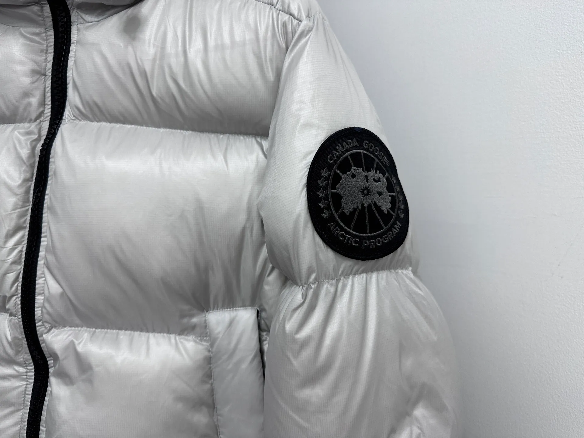 P780 [𝘾𝘼𝙉𝘼𝘿𝘼 𝙂𝙊𝙊𝙎𝙀] Canada Goose's limited new Crofton puff down jacket, top version, ceiling level Crofton soft loaf, 2024 latest style, cold protection effect up to level 4, using recycled Feather-Light tear-resistant fabric, ultra-light, no weight on the upper body at all! The unique black label highlights your temperament‼ ️ Canada Goose, a Canadian brand, has always been recognized as the warmest down jacket. Various Instagram celebrities, Internet celebrities, and celebrities often wear it for street photos. I make Canada Goose every year, but I still can't get rid of my love for it. No matter how cold the days are, there is no need to be afraid, because there is! Filled with 90% white duck down, it is the legendary warmest down jacket and is known as a must-have for Arctic outdoor sports! The most popular down jacket in the world, celebrities are rushing to buy it, it is a must-have!  Size: S~XXL